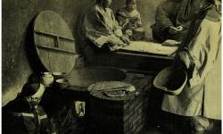 Женщины готовят еду, сидя на протопленном кане. Фотография второй половины 19 века.